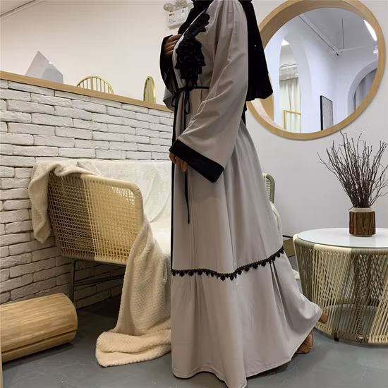 Модный кардиган приталенного кроя, халат на шнуровке с вышивкой.